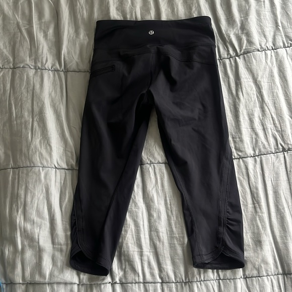 LULULEMON BLACK CAPRIS - Picture 3 of 6